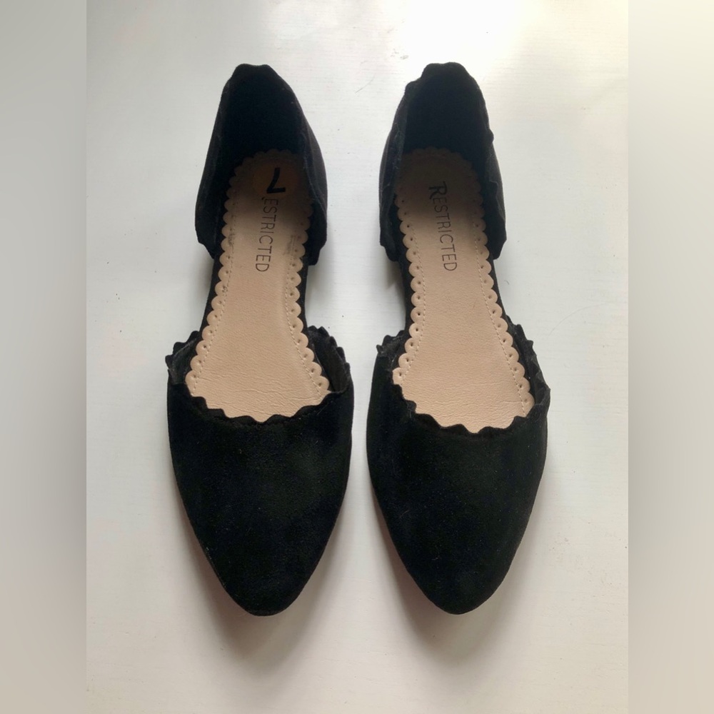 Restricted scallop black flats in size 7.5